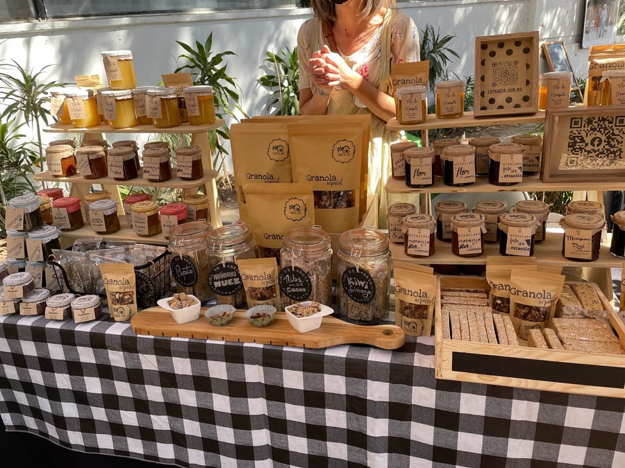 Puesto de productos en la Feria de Productores
