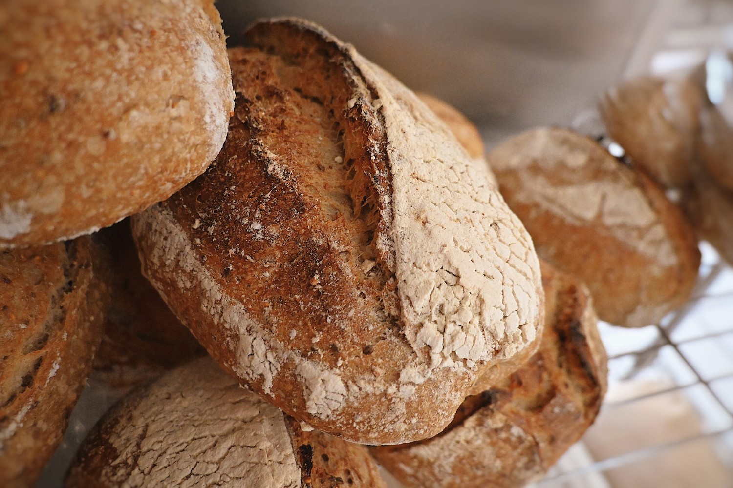 Hogazas de pan de masa madre de Gran Pan, apiladas, con la corteza enharinada