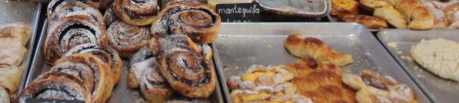 Charolas de rol de chocolate, ricotta envuelto y media lunas recién horneados de La Empanadería