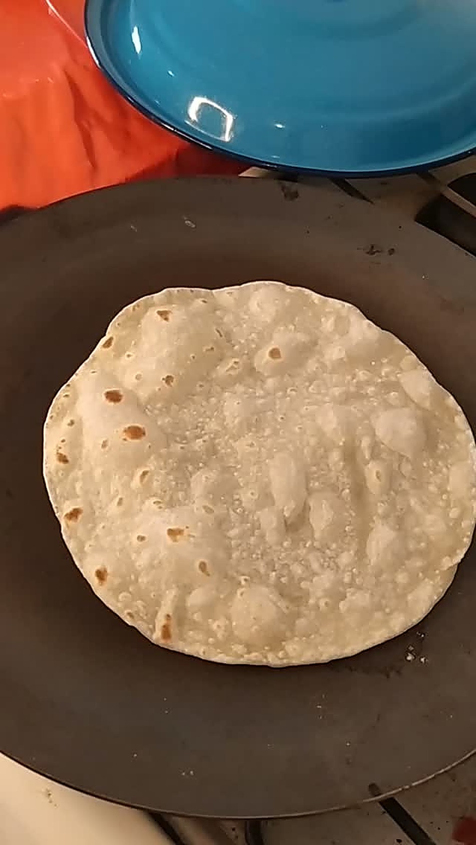 Tortilla de harina recién hecha a mano sobre el comal de La Pinta Tortillas