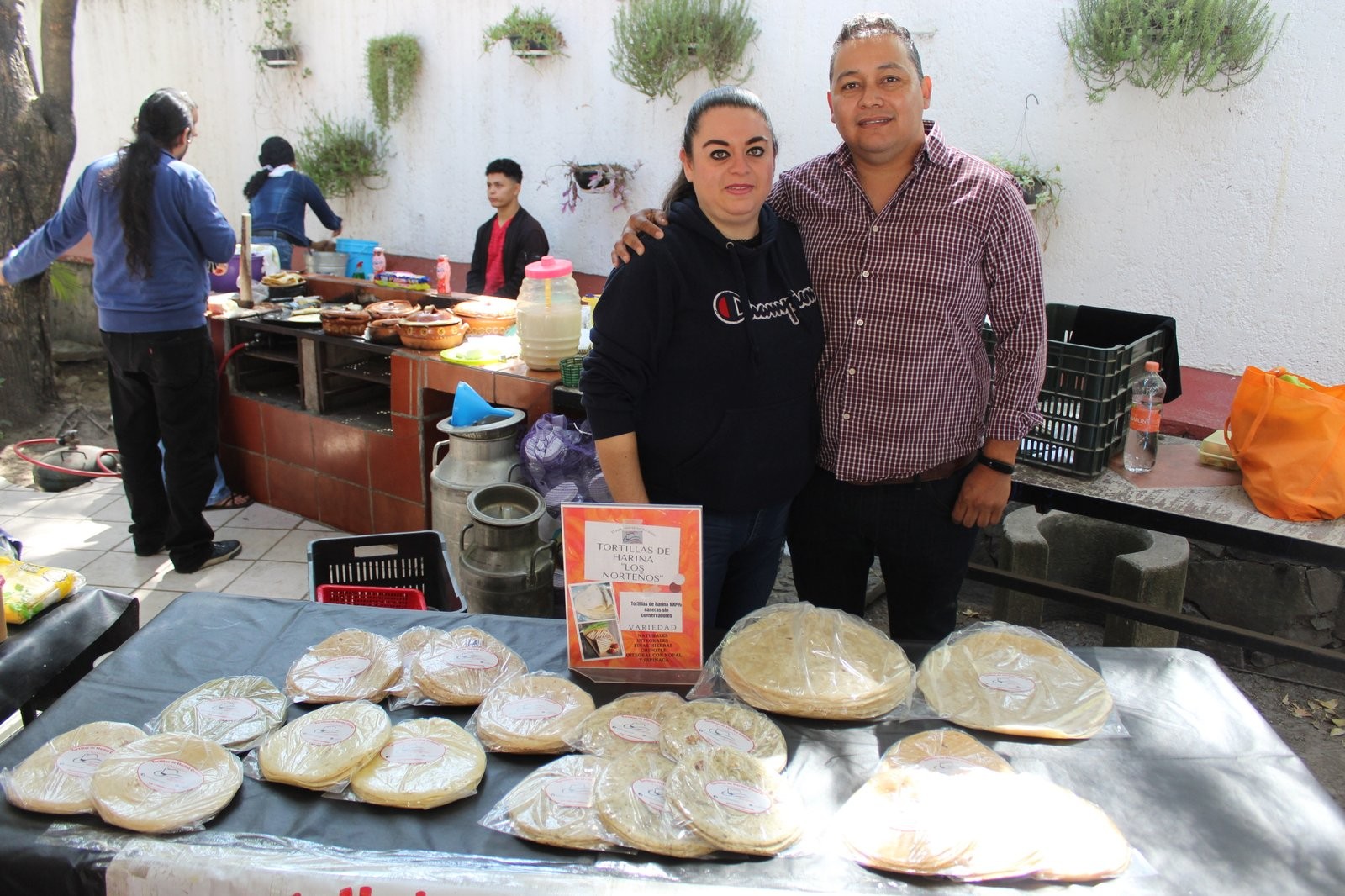 Puesto de Tortillas Los Norteños con paquetes de tortillas de harina listos para la venta