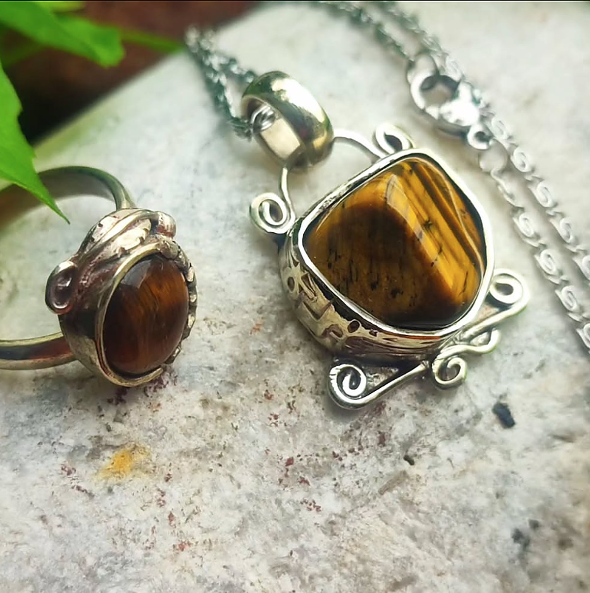 Anillo y colgante de plata con piedra de ojo de tigre, trabajo de alambrismo de Yolteótl Joyería